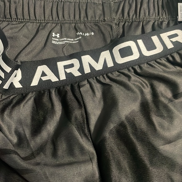 Under Armour youth large athletic shorts - Picture 2 of 2